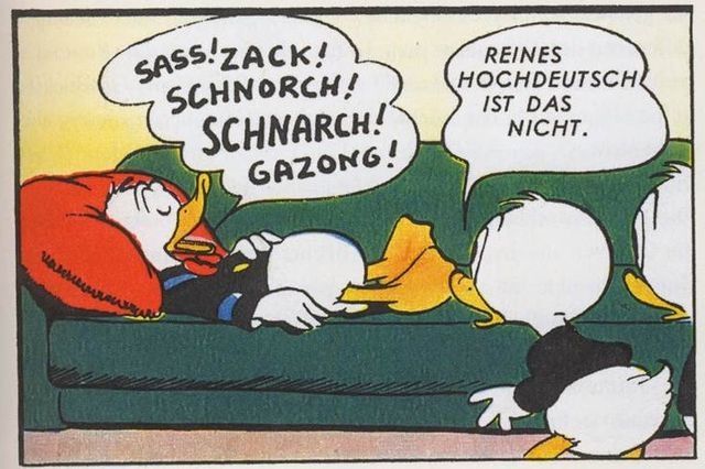 Comic. Donald schläft auf dem Sofa, die Neffen schauen auf ihn. Sprechblase Donald: SASS! ZACK! SCHNORCH! SCHNARCH! GAZONG! Sprechblase eines Neffen: Reines Hochdeutsch ist das nicht.