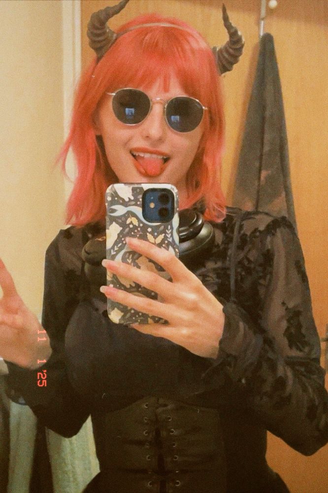 mirror selfie of me with devil horns and sunglasses 