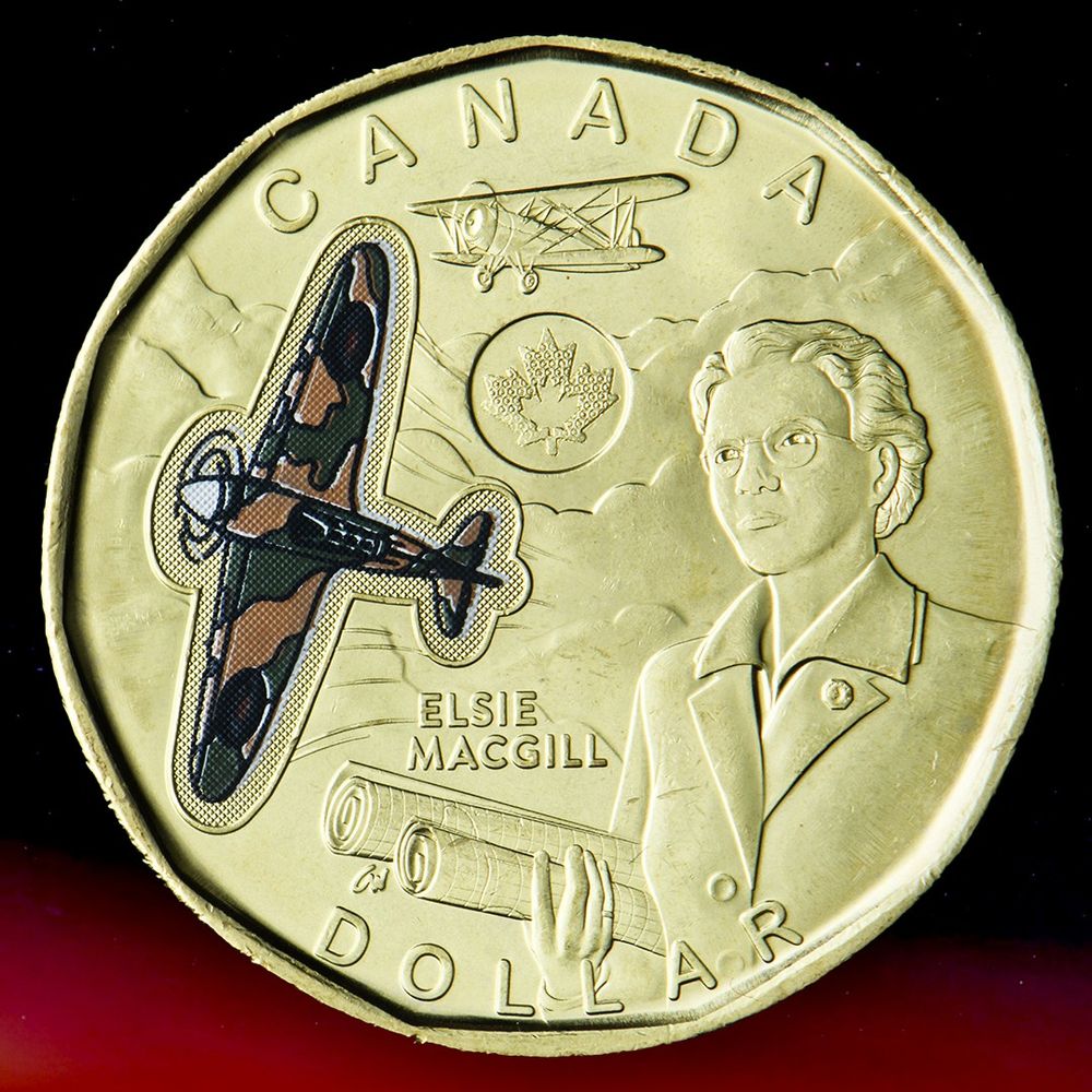 Pièce de monnaie dorée, femme tenant des rouleaux de papier avec un avion à hélices derrière elle. 