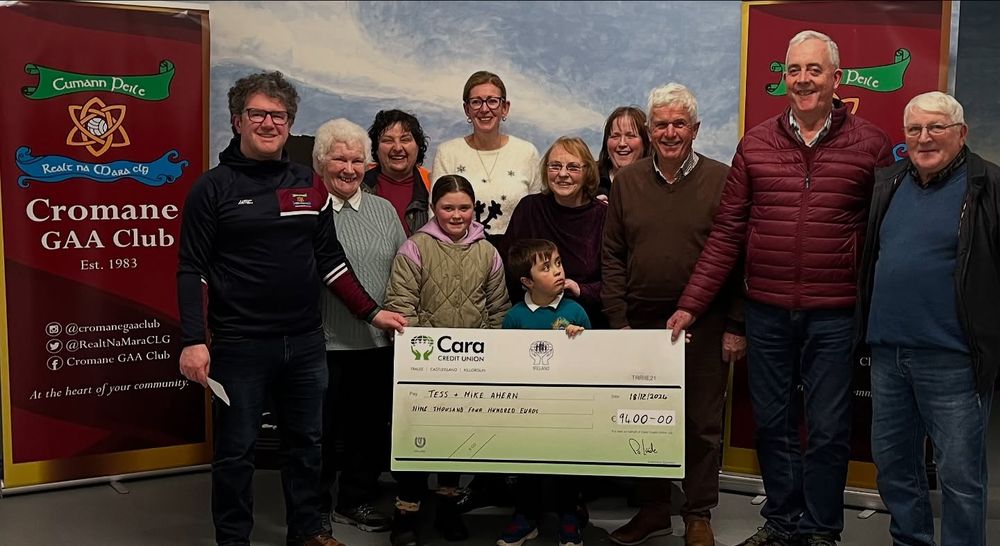 Cromane GAA Club chairman JP McCarthy presents a cheque to lotto jackpot winners Tess & Michael Ahern in Cromane Community Centre together with Cromane GAA lotto committee members. 