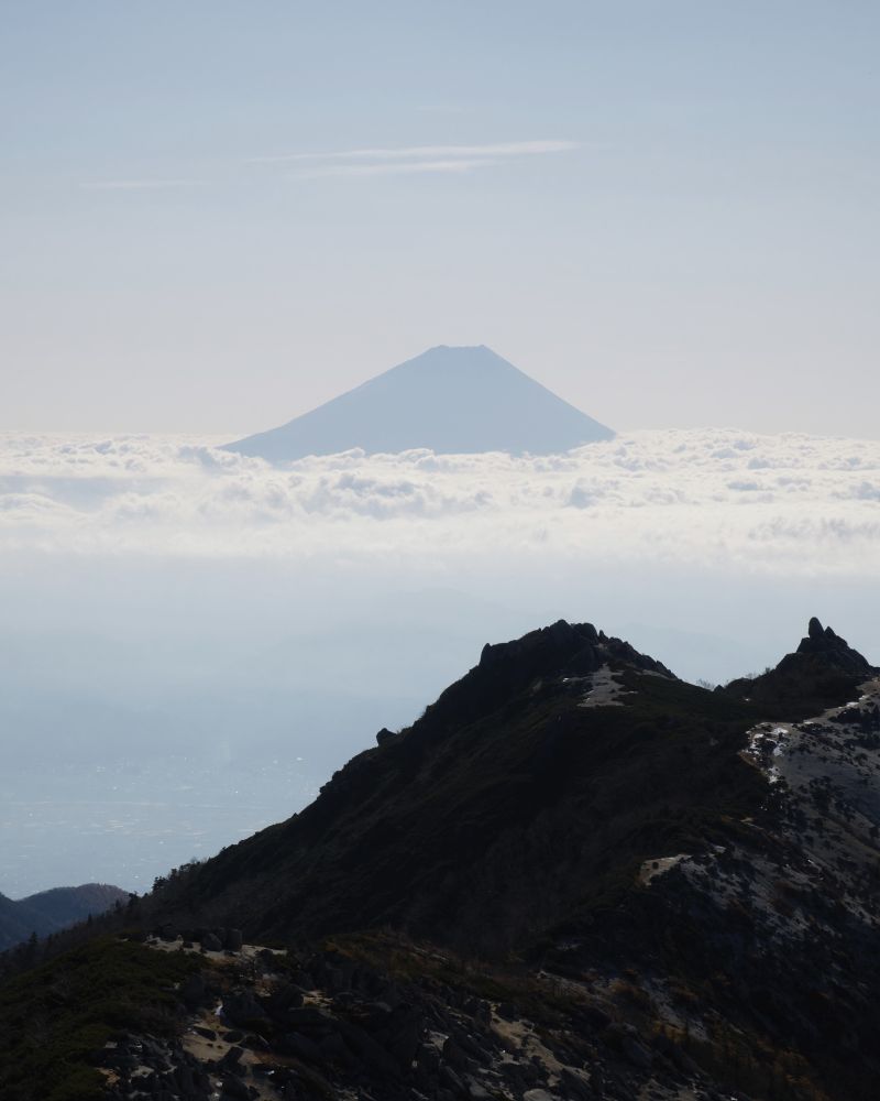 観音ヶ岳の山頂から眺めた薬師ヶ岳と富士山