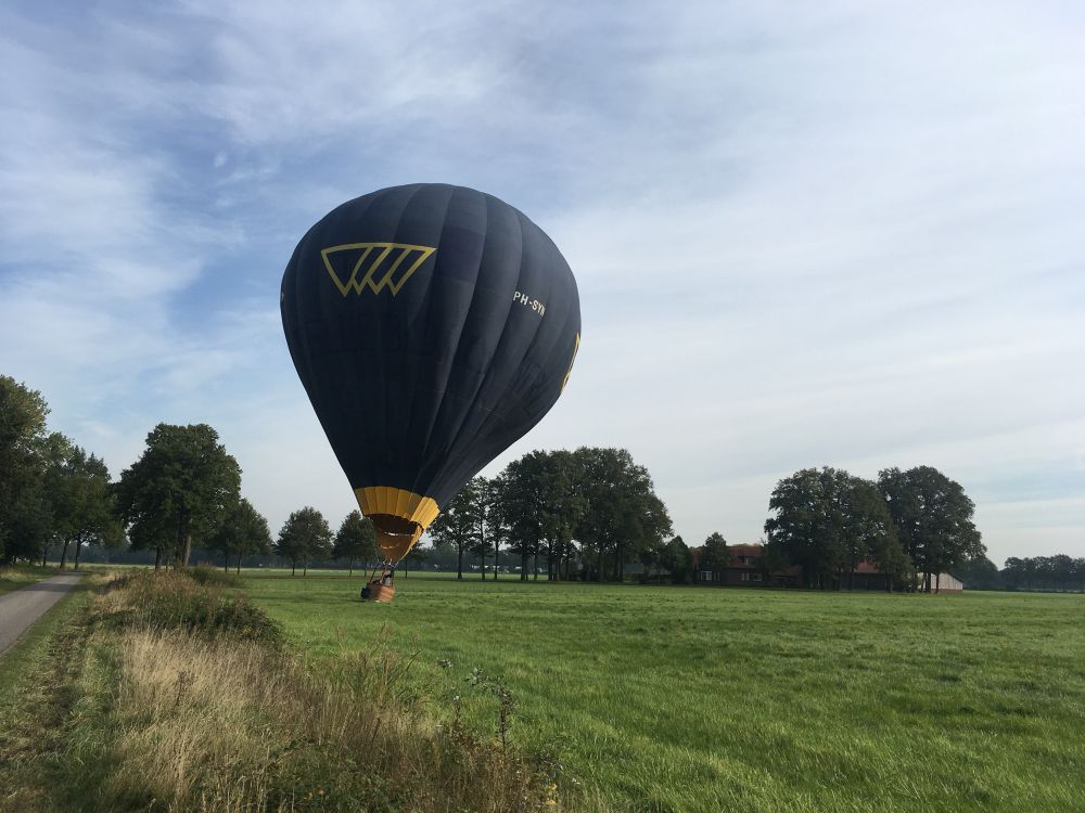Luchtballon landt op grasveldje