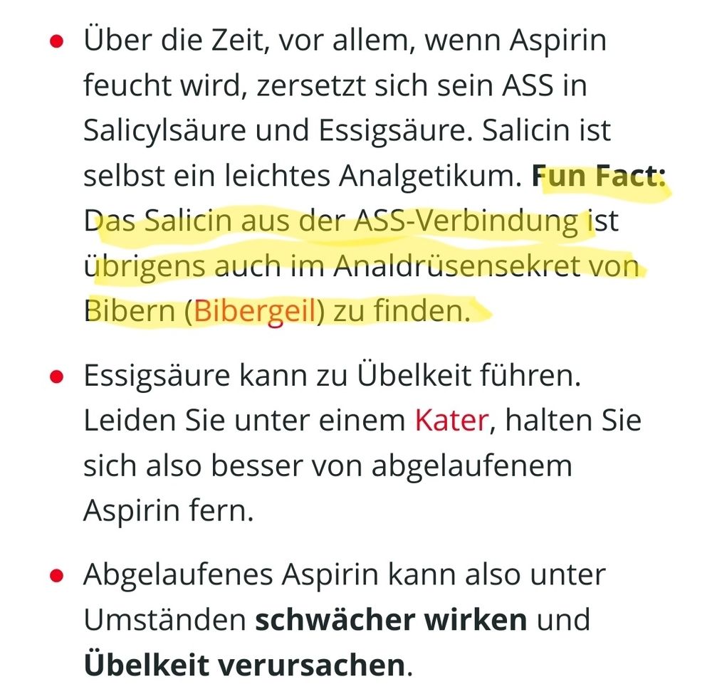 Ausschnitt eines Focus-Praxistipp-Artikels. Zitat: Über die Zeit, vor allem, wenn Aspirin feucht wird, zersetzt sich sein ASS in Salicylsäure und Essigsäure. Salicin ist selbst ein leichtes Analgetikum. Fun Fact: Das Salicin aus der ASS-Verbindung ist übrigens auch im Analdrüsensekret von Bibern (Bibergeil) zu finden. 

Essigsäure kann zu Übelkeit führen. Leiden Sie unter einem Kater, halten Sie sich also besser von abgelaufenem Aspirin fern. 

Abgelaufenes Aspirin kann also unter Umständen schwächer wirken und Übelkeit verursachen.