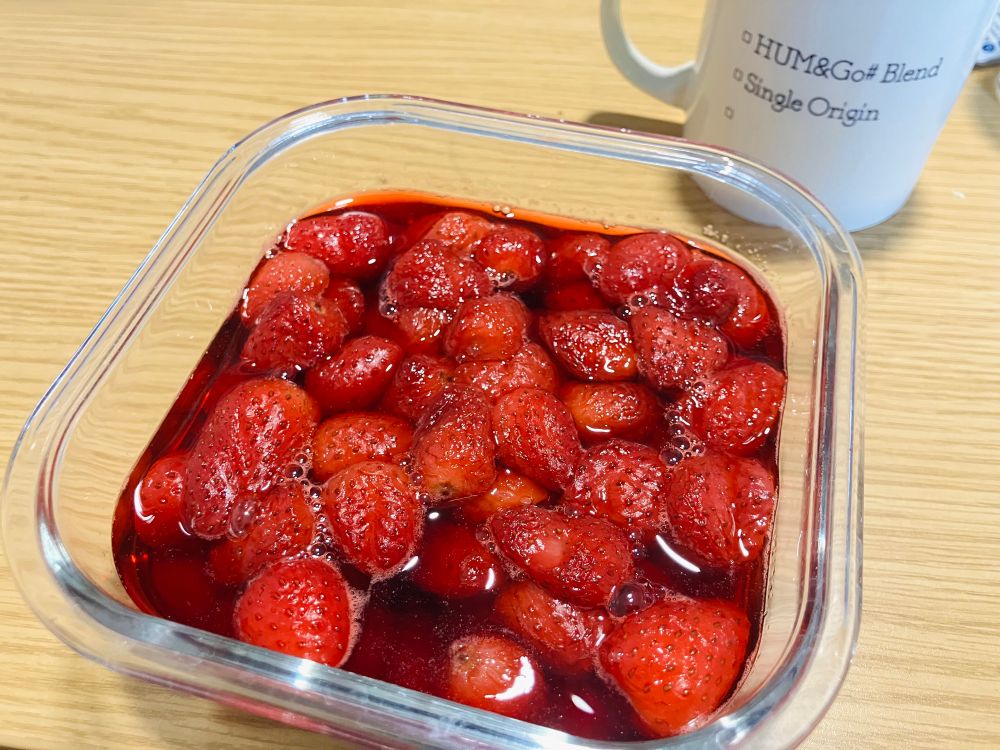 いちご680グラム
砂糖100グラム弱
アルミ鍋　とろ火で8分
砂糖が少なくて一晩おいても水分が出なかったからそのままコーティングのアルミ鍋で加熱してみたけど火通り早いから5分でよかったかも。
砂糖はもうちょっと入れても良かった。いちごの甘さがほぼ抜けて酸味が強いコンポートになった。レモン汁は今回入れ忘れたけど結果的に良かった。シャバシャバの仕上がりも結構好きです。
#青空ごはん部