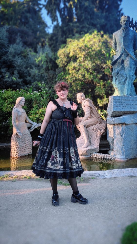 Yo en un vestido Lolita de la marca With Puji, en un parque de Madrid