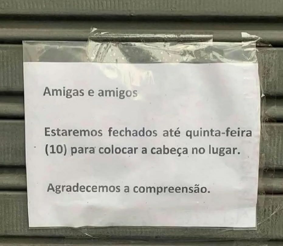 um aviso colado em um portão de um estabelecimento comercial fechado: "Amigas e amigos, estaremos fechados até quinta-feira (10) para colocar a cabeça no lugar. Agradecemos a compreensão."