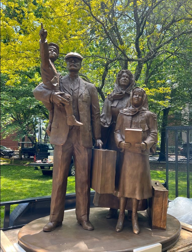 “Indicando la via al futuro” by sculptor Marc Massaro
