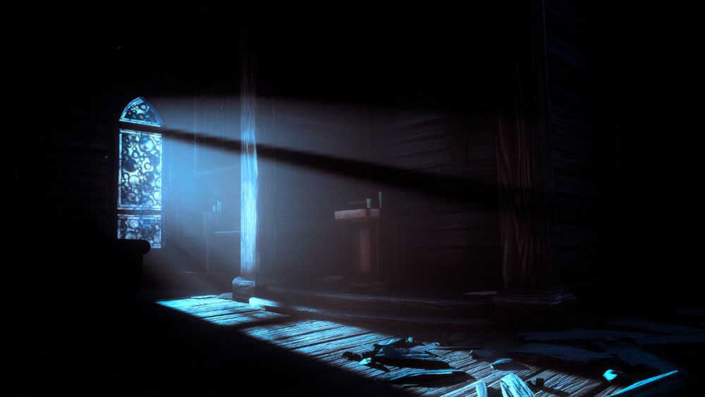 Photo capturée dans une South of Midnight, un vitrail d'église laisse passer un faisceau de lumière bleue et révèle un intérieur délabré
