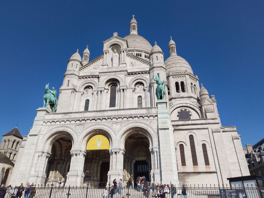 a photo of the entrance of basilisque sacre-couer 