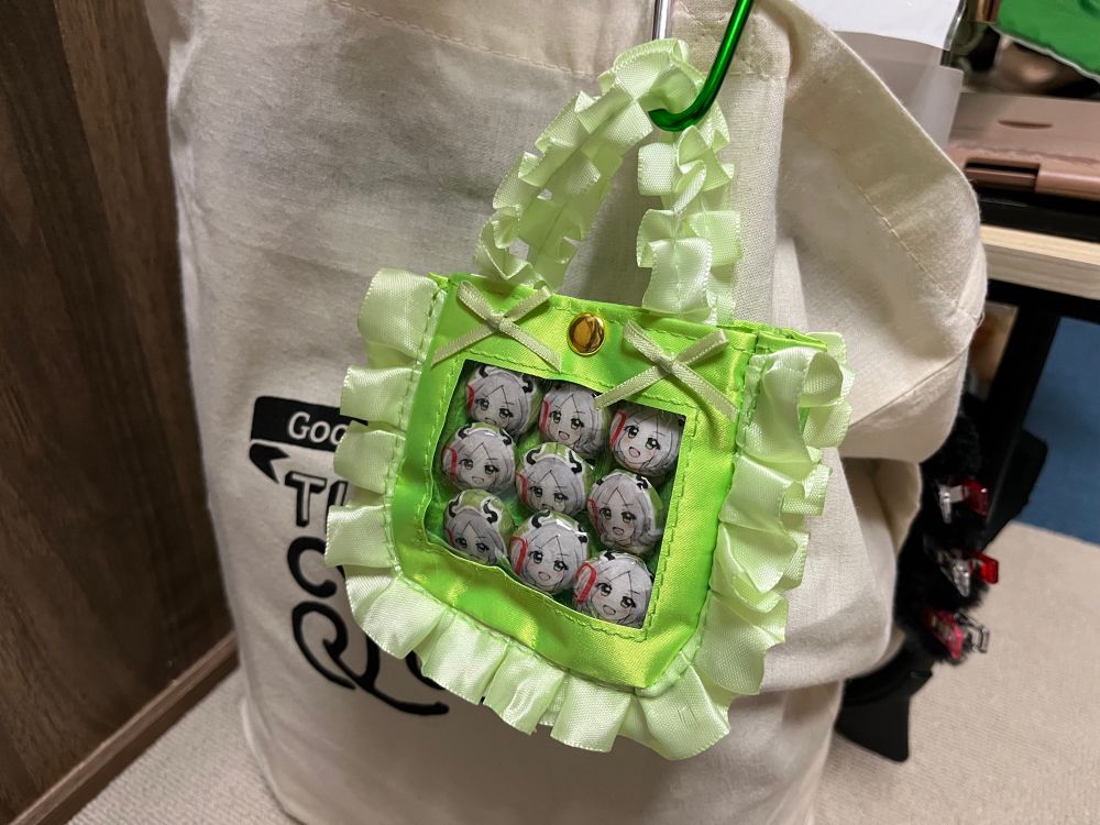 ミニ痛バはガチャガチャ。カラビナ付き。