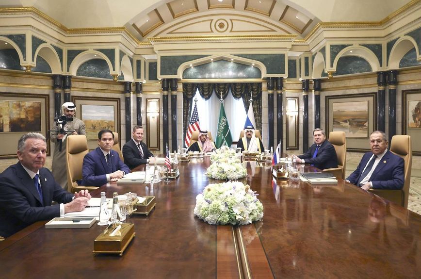 Ein Bild von den Gesprächen zwischen den USA und Russland in Saudi Arabien. Am Bild der US und russische Außenminister. Ausschließlich Männer. 