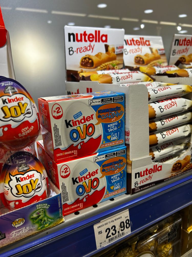 Imagem do doce kinder ovo em uma prateleira de mercado em sua versão com surpresas motivacionais