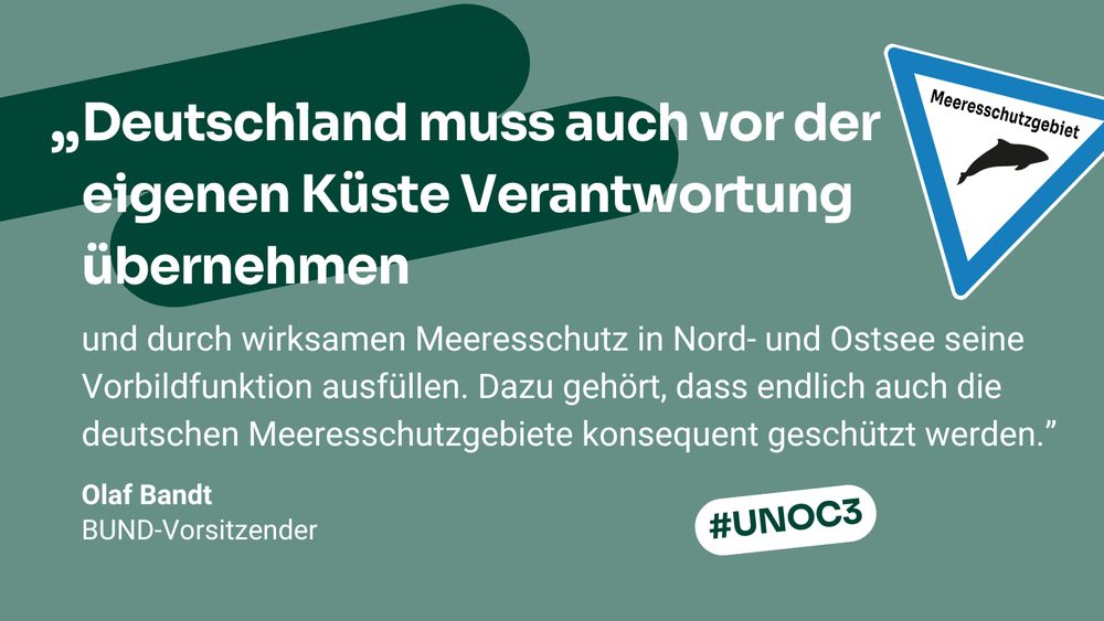 Zitat Olaf Bandt, BUND, Vorsitzender: "Deutschland muss auch vor der eigenen Küste Verantwortung übernehmen und durch wirksamen Meeresschutz in Nord- und Ostsee seine Vorbildfunktion ausfüllen. Dazu gehört, dass endlich auch die deutschen Meeresschutzgebiete konsequent geschützt werden.” Abbildung: Blau-weißes Schild mit Schweinswal im Schattenriss und der Aufschrift "Meeresschutzgebiet"