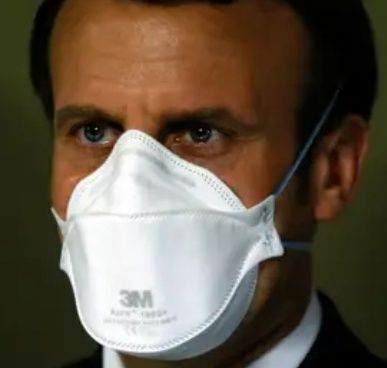 Macron 2020 trug richtigen Atemschutz und als bekannt war, es gibt nicht genug für alle ist er zum MNS gewechselt 