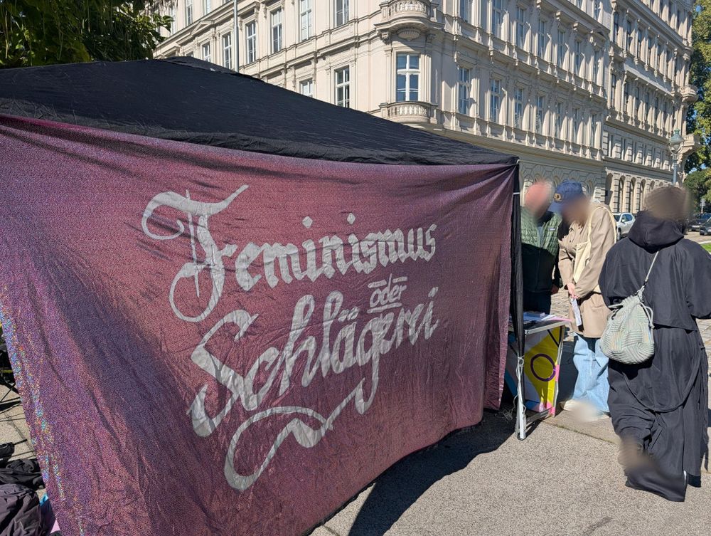 Ein Transparent mit der Aufschrift "Feminismus oder Schlägerei"