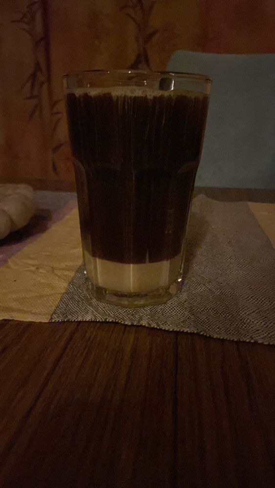 Malteada cubana innan den rörs om.