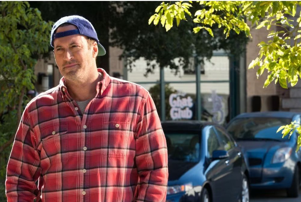 Luke from Gilmore girls but he’s old and he’s in a pinkish flannel and I truly think his backwards cap is computer generated- overall a bad pic just letting you know 