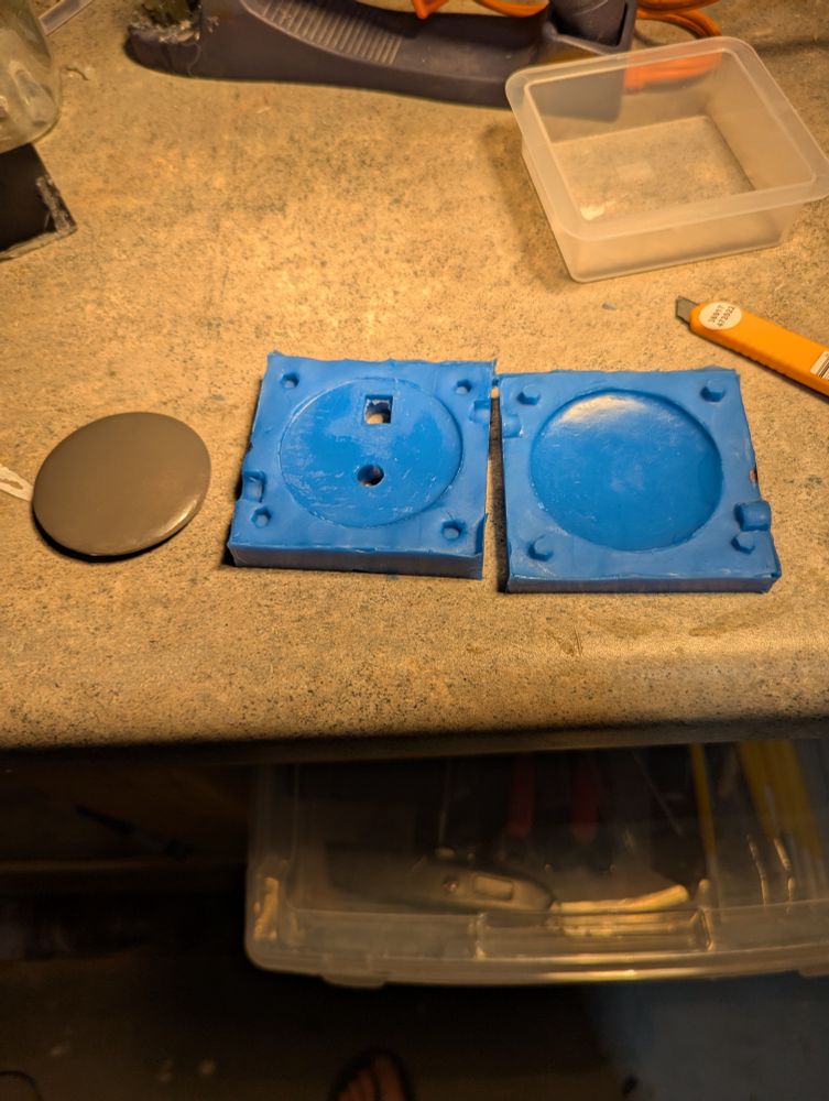 The mold and the pom decoration.