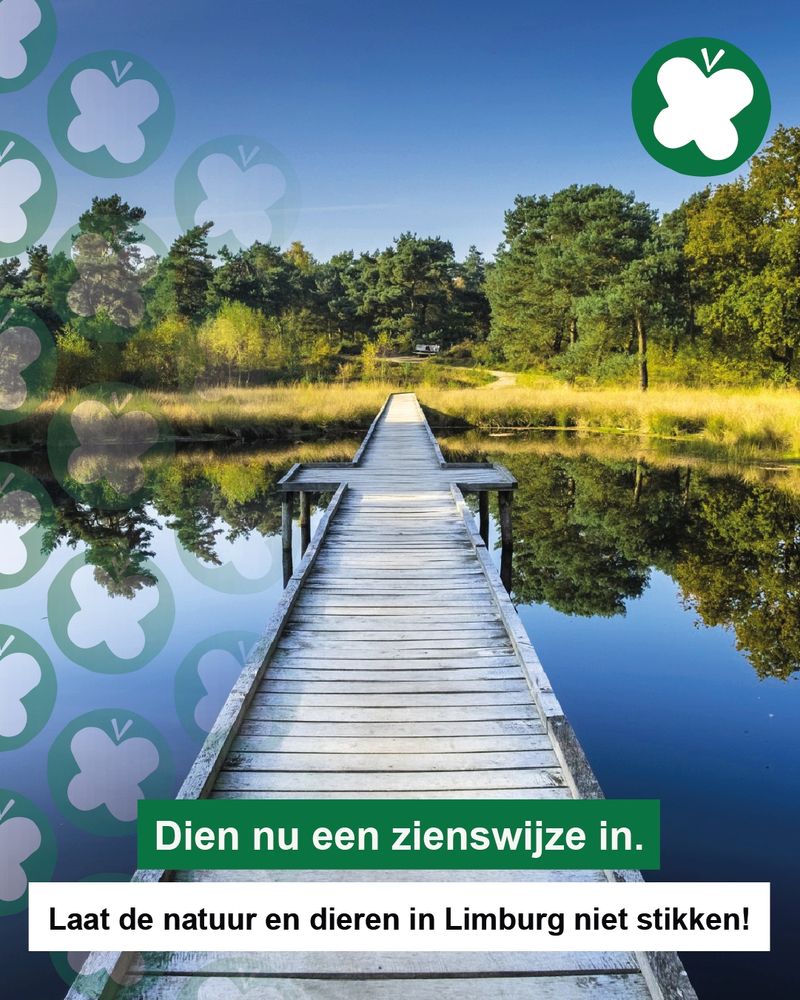Een foto uit de Maasduinen in Limburg. Een houten loopbrug over water. In de achtergrond grasland en bomen. Onder de foto staat de tekst "Dien nu een zienswijze in. Laat de natuur en dieren in Limburg niet stikken!"