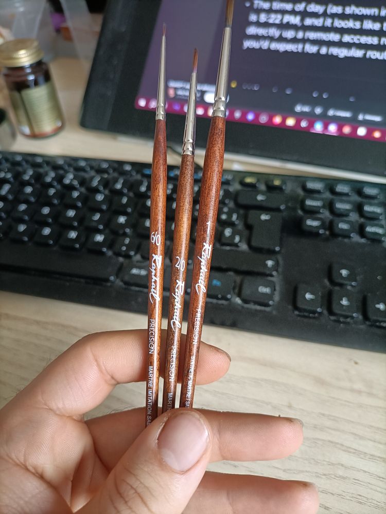 Foto de tres pinceles de tamaño 6/0, 2/0 y 1