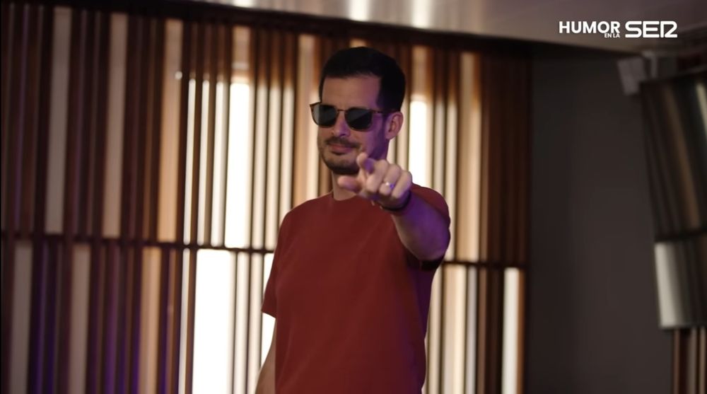 jose luis sastre con gafas de sol señalando a cámara