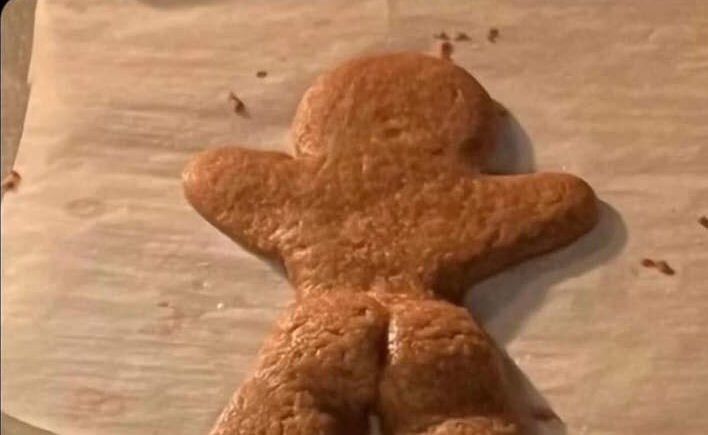 Galleta de jengibre con forma humana con un culo enorme