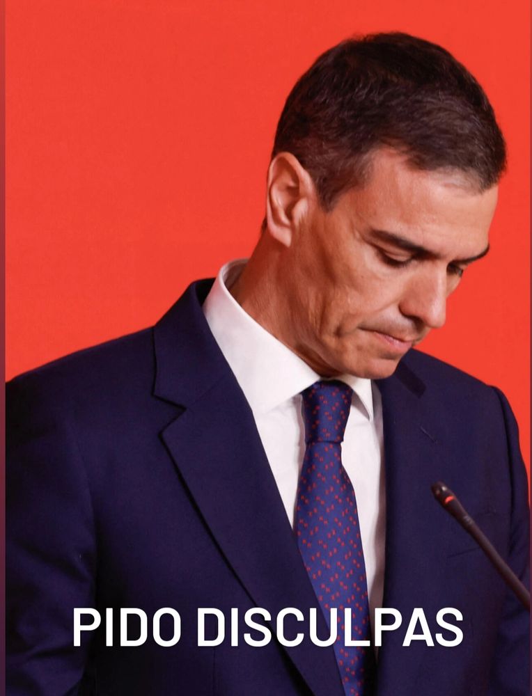 Pedro Sánchez cabizbajo con cara triste. Lleva un traje azul marino con corbata. El fondo es rojo. El subtítulo dice "pido disculpas"