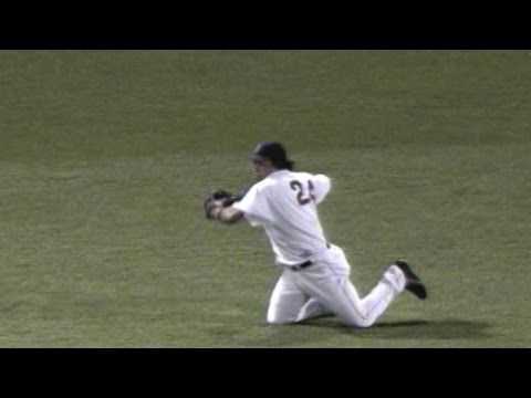 Manny cuts off Damon's relay throw