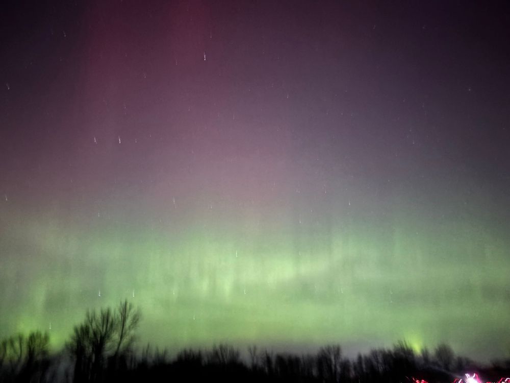 blurry aurora borealis. mostly green in this photo. 