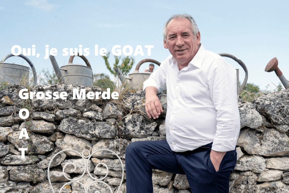 Photo de François Bayrou en chemise blanche et pantalon bleu posant contre un vieux muret. La phrase "oui, je suis le GOAT (Greatest of All Time)" est écrite à sa gauche. L'anagrame de GOAT est expliqué sous la phrase lettre par lettre avec le G pour "grosse merde" le O, le A et le T son laissé seuls sans définitions. 