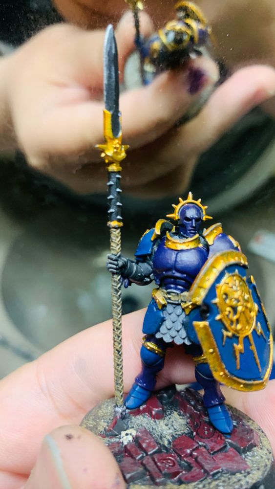 Forward facing Stormcast Eternal Vindictor with a primarily Purple-Blue color scheme and gold accents.