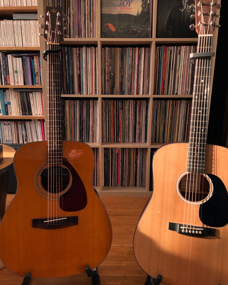 Les deux guitares folk de Julien Ledru (une Yamaha et une Martin), toutes deux prêtes et accordés pour son concert en première partie de Myriam Gendron, dimanche 6 avril chez Supersonic Records.
