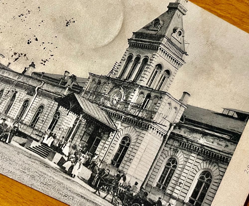 I found a very old postcard addressed to my grandfather from Russia during my visit to my parents’ house this spring.
The sender’s name, in beautiful calligraphy, is too artistic to read.
It only says, “August, at Moscow.” 
Interestingly, it is written “Moskoh” in English pronunciation in katakana instead of “Moskva.”
The year was 1908.
I had to check when the Russian Revolution occurred.
