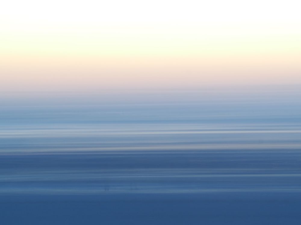 Verwischte Farben von Meer und Sonnenuntergang durch längere Belichtung und kamerabewegung