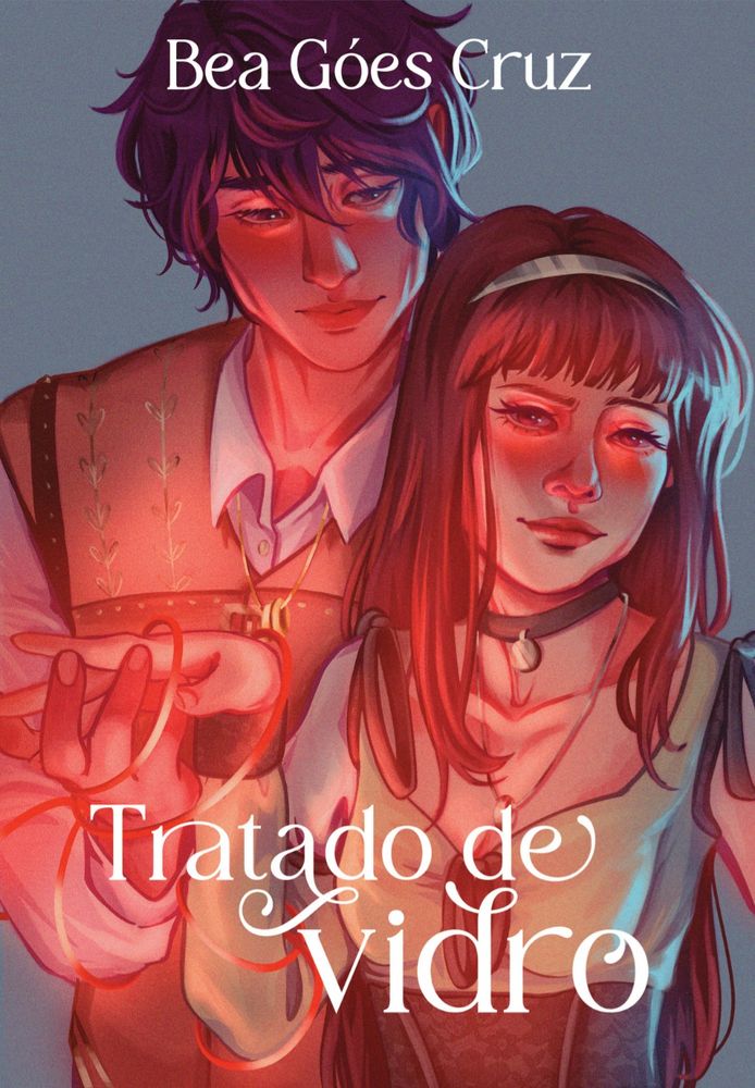 Capa do livro. Nela, ilustração de um homem e uma mulher. O homem abraça a mulher por trás e segura uma de suas mãos. Uma linha vermelha circula as mãos deles, soltando uma luz vermelha. Os dois vestem roupas de época. No centro superior, nome da autora, Bea Góes Cruz. No centro inferior, o título “Tratado de Vidro”.
