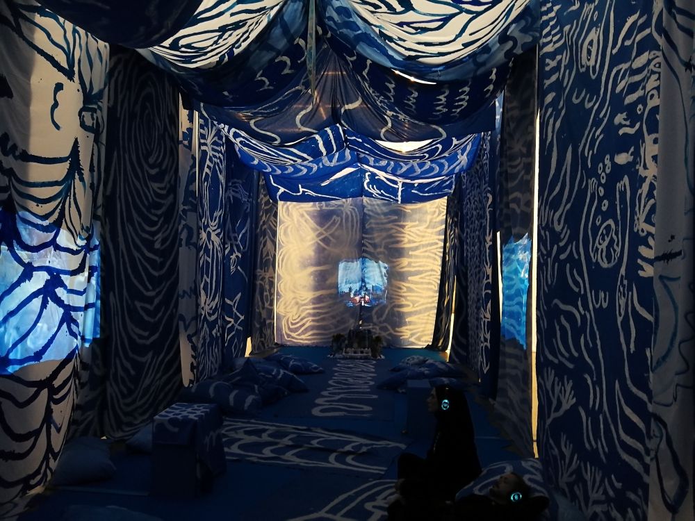 Ein Raum der Erholung aus blau-weißem Tuch