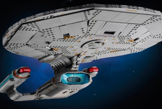 Lego Enterprise D sehr eckig und sieht deutlich anders aus
