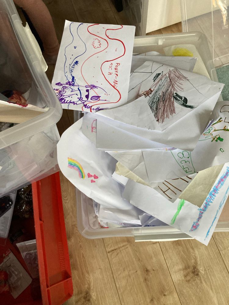 Kiste voller Bilder und gebasteltem