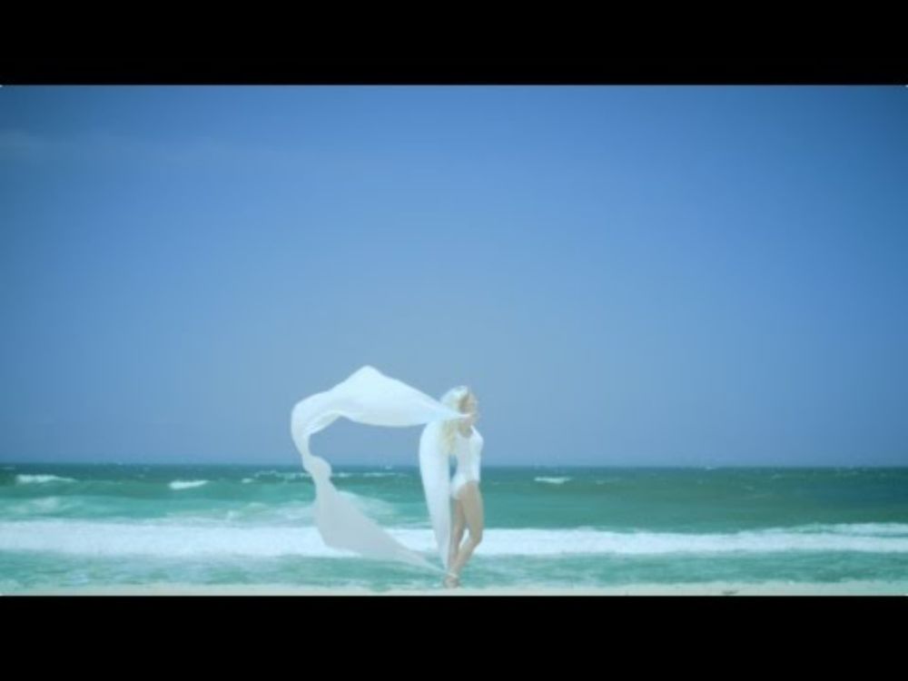 iamamiwhoami; blue blue