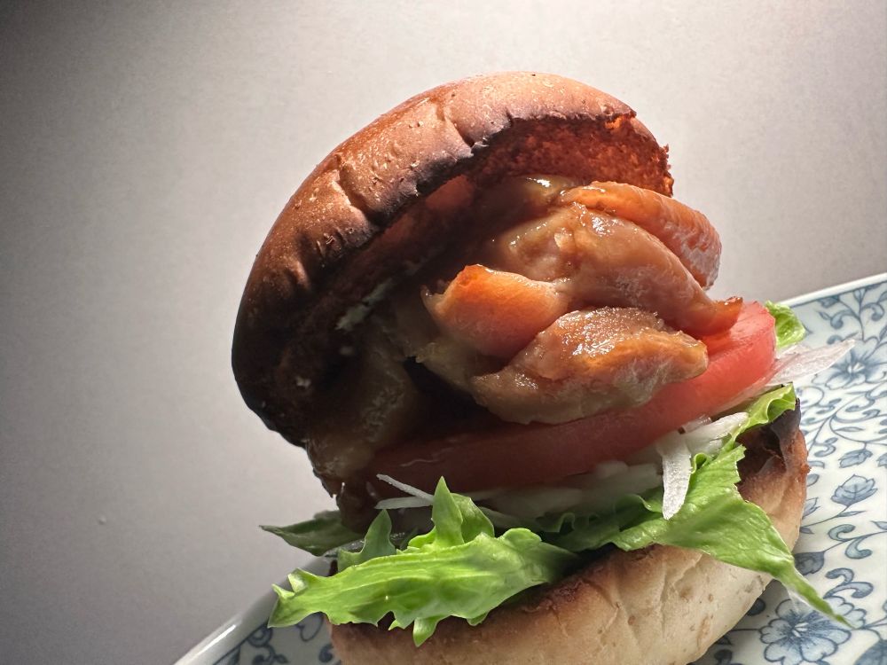 同僚からクソデカバンズを頂いたのでクソデカ照り焼きチキンバーガーを作った