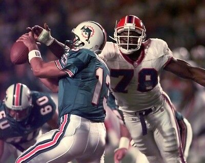Bruce Smith about to do Bad Things to Marino 