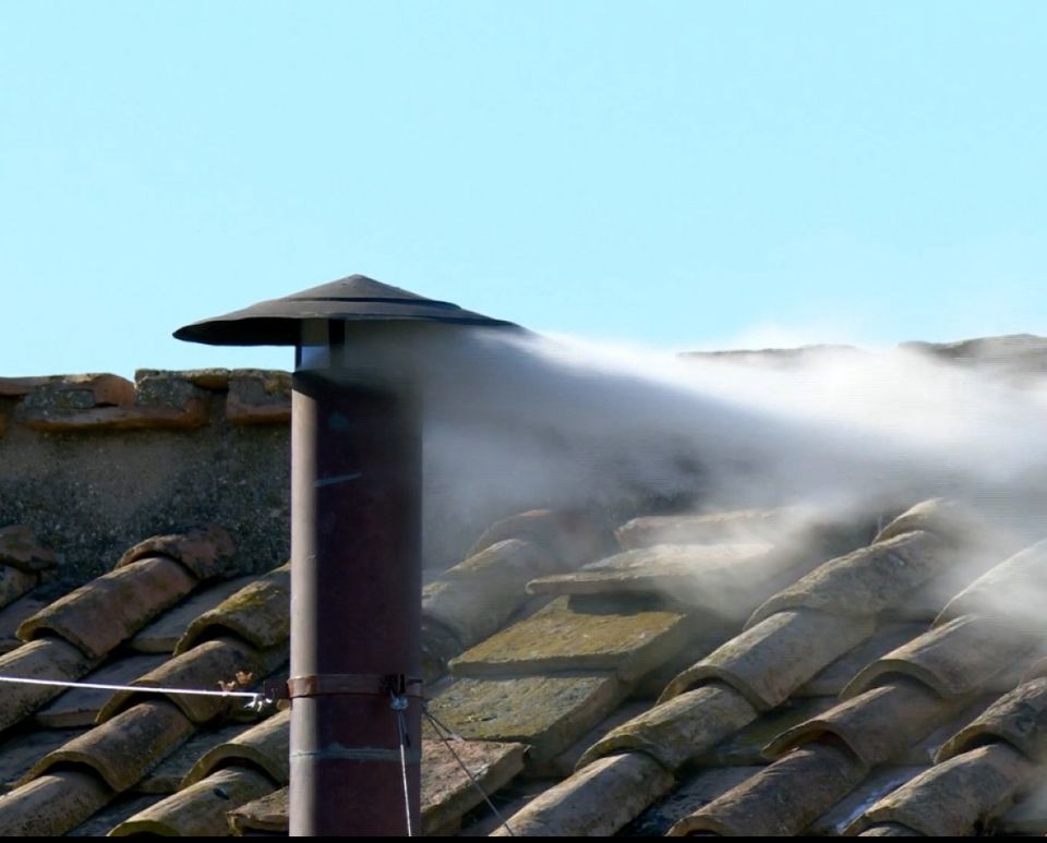 A chimney thing with white smoke 