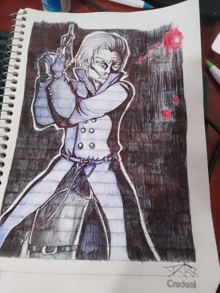 Um desenho no papel feito à caneta de um personagem meu usando um sobretudo azul segurando uma arma, em posição alerta com a arma apontada para cima segurando na altura da cabeça. O fundo está escuro e tem o que na teoria era pra ser manchas de sangue no canto da página