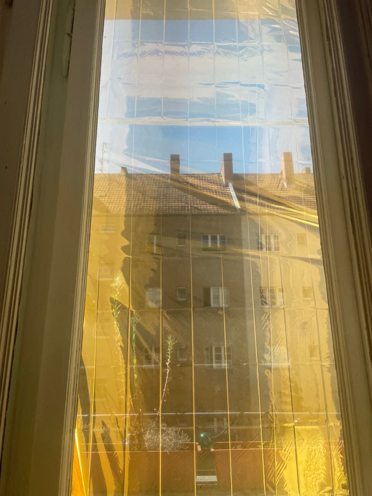 Fenster, vor dem eine Rettungsdecke gespannt wurde. 