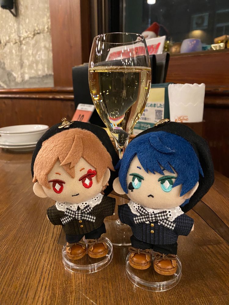 飲食店の一角。ワイングラスとぬいぐるみ2体が並んでいる。