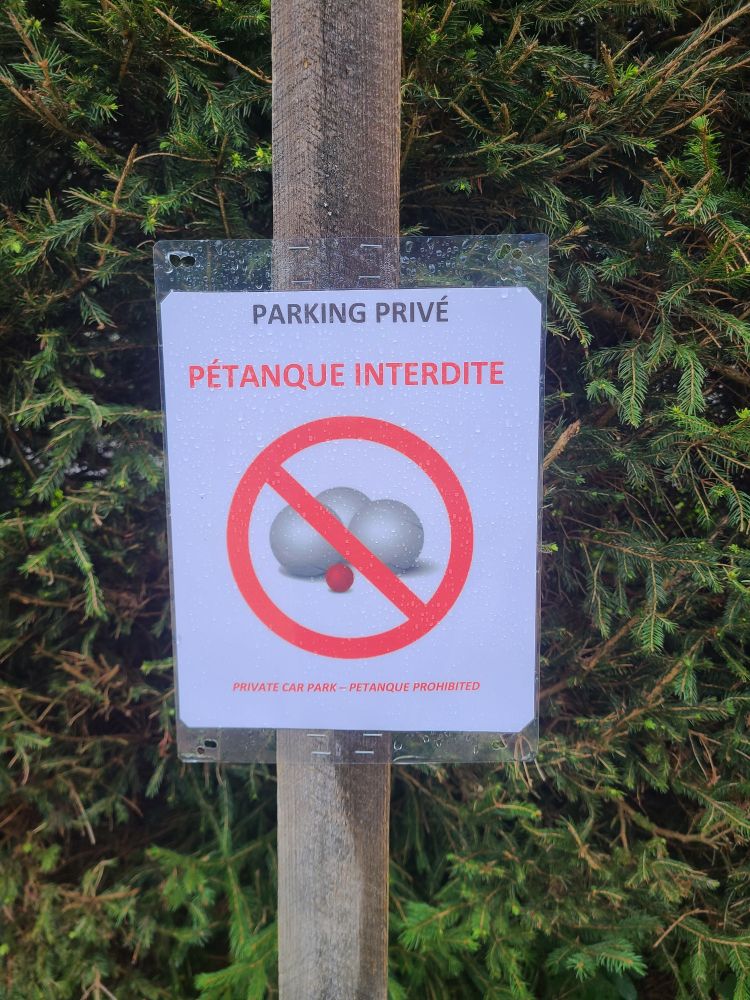 A sigh in french saying petanque interdit.