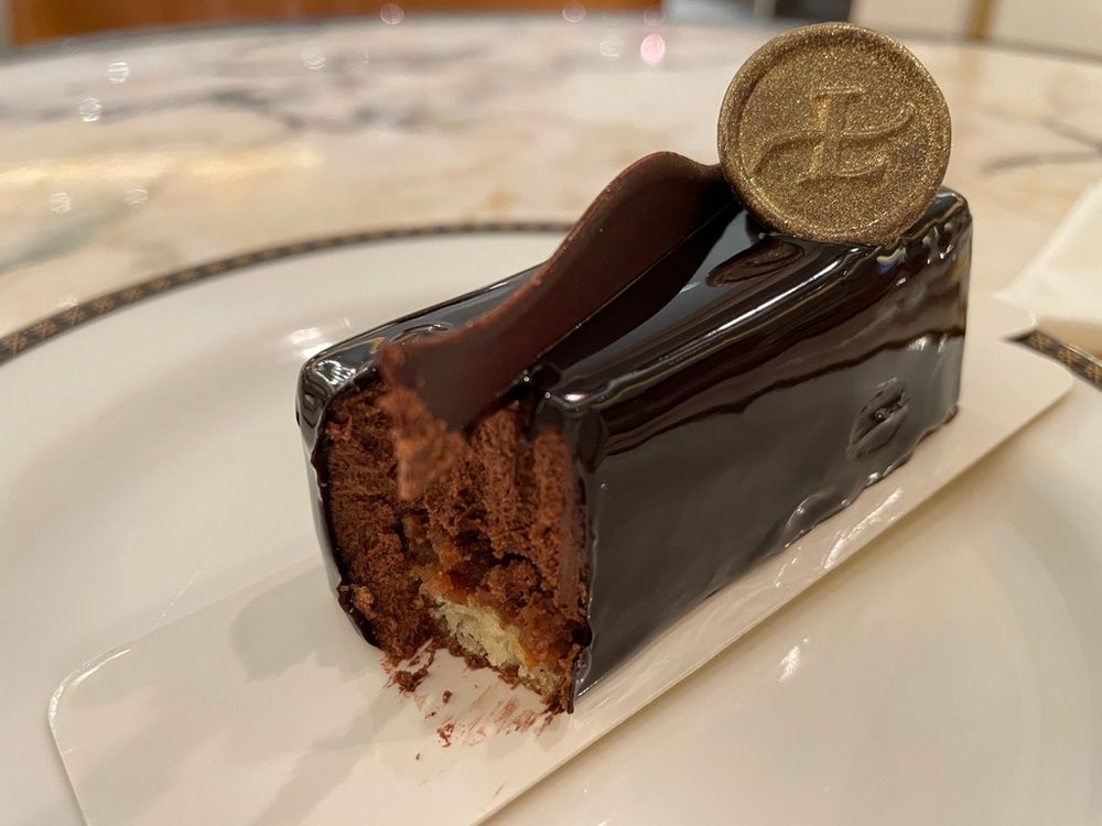 爱店的dark chocolate crunchy cake