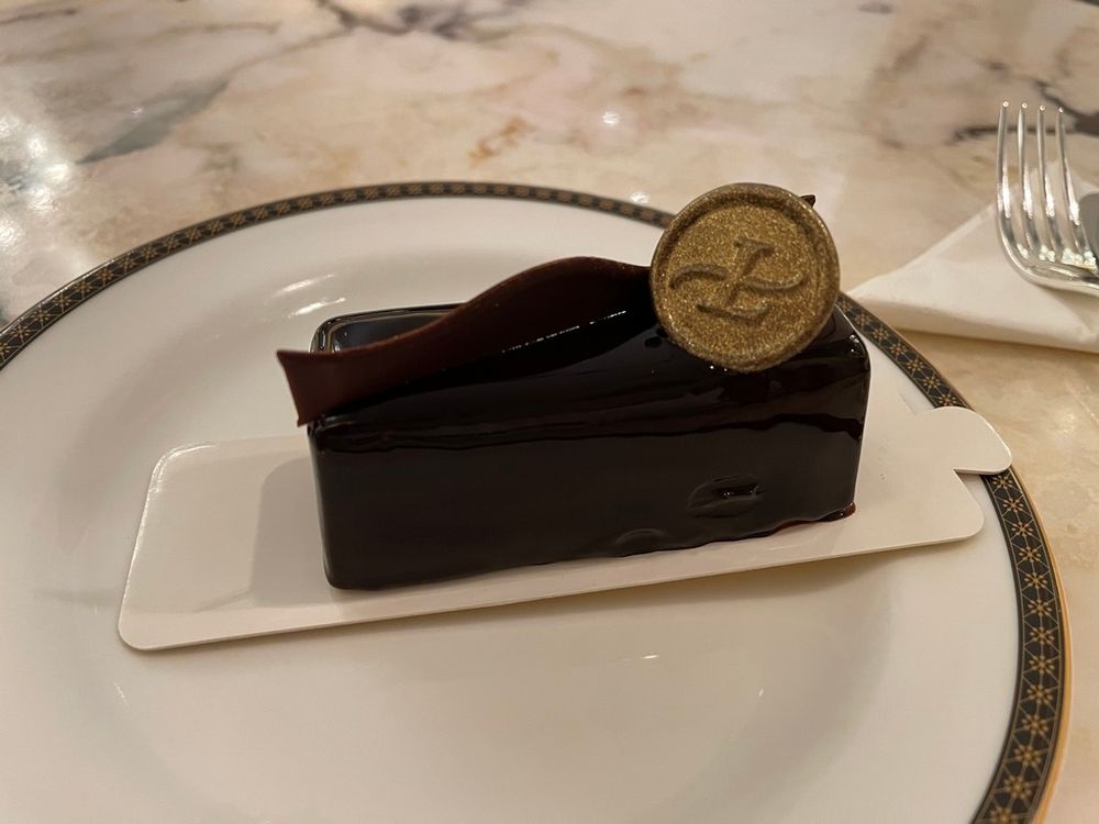 爱店的dark chocolate crunchy cake