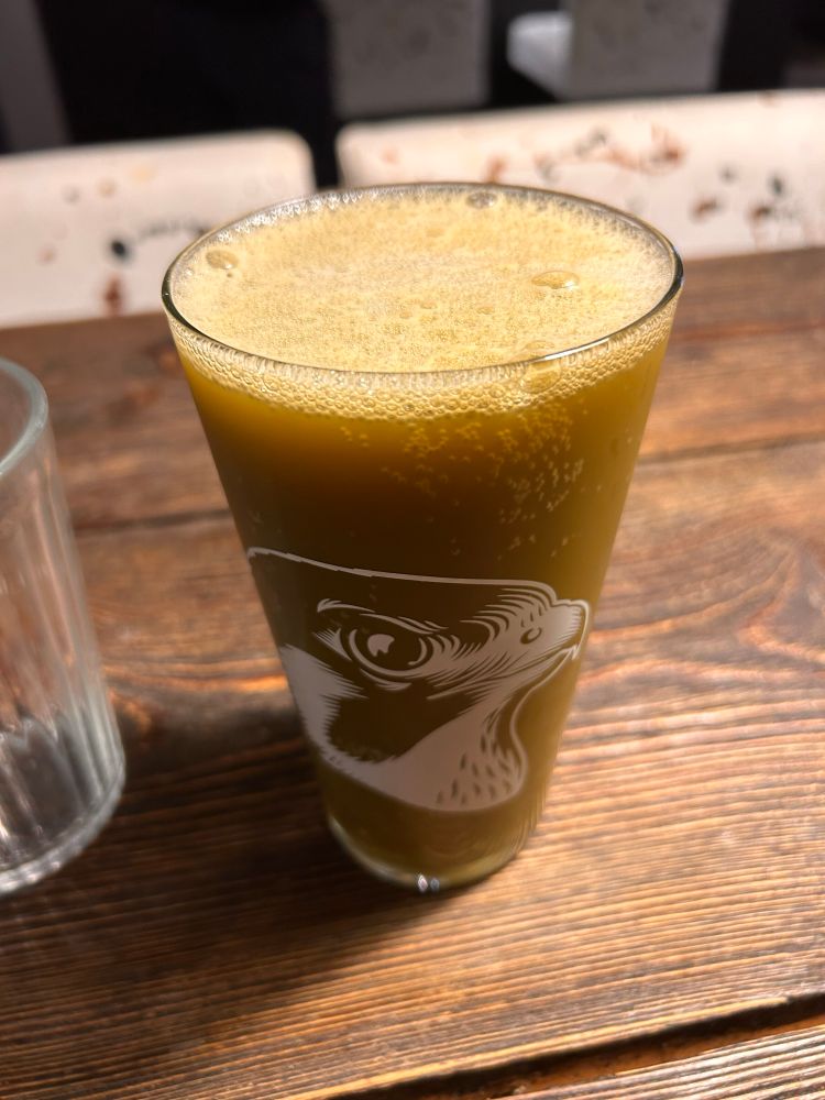 En öl med matcha-sirap i. Ser ut som något man tömmer ur akvariumpumpen men förvånansvärt gott.