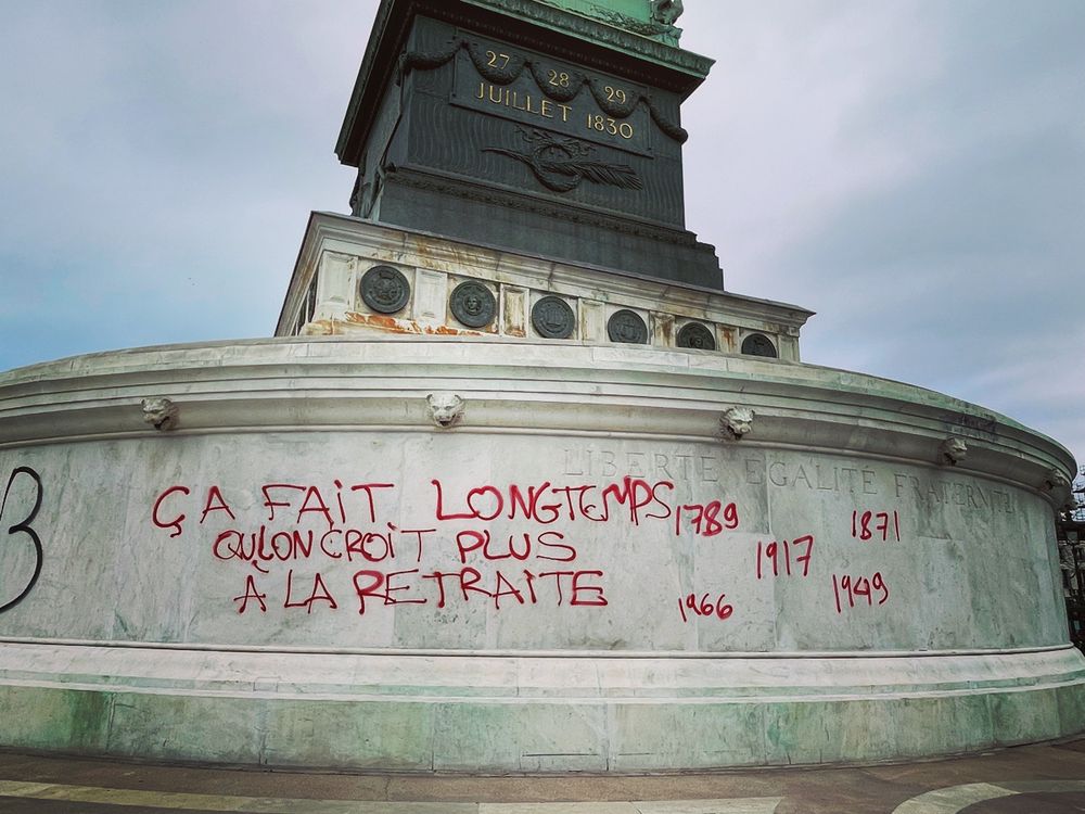 photo du socle de la bastille
"Ca fait longtemps qu'on croit plus à la retraite et x dates
1789
1871
1917
1949
1966